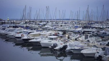 Antibes, Fransa - 5 Mayıs 2025: Akşam Vauban Limanı 'na çok sayıda beyaz tekne yanaştı