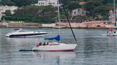 Antibes, Fransa - 6 Mayıs 2025: İnsanlar gün ışığında denize yanaştı