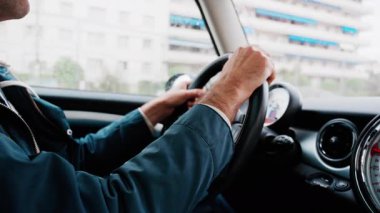 Yağmurda yolda araba süren bir adama yaklaş.