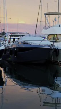 Antibes, Fransa 'da gün batımında Vauban Limanı' na çok sayıda beyaz tekne yanaştı. Dikey