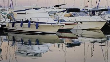 Antibes, Fransa - 8 Mayıs 2025: Günbatımında Vauban Limanı 'na çok sayıda beyaz tekne yanaştı