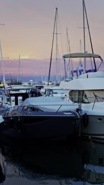 Antibes, Fransa 'da gün batımında Vauban Limanı' na çok sayıda beyaz tekne yanaştı. Dikey