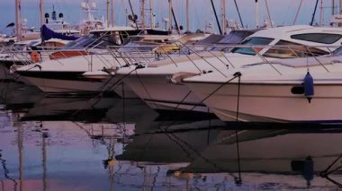 Fransa 'nın Antibes şehrinde gün batımında Vauban Limanı' na çok sayıda beyaz tekne yanaştı.