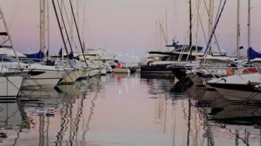 Fransa 'nın Antibes şehrinde gün batımında Vauban Limanı' na çok sayıda beyaz tekne yanaştı.