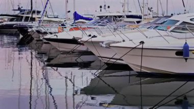 Fransa 'nın Antibes şehrinde gün batımında Vauban Limanı' na çok sayıda beyaz tekne yanaştı.