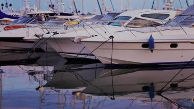 Fransa 'nın Antibes şehrinde gün batımında Vauban Limanı' na çok sayıda beyaz tekne yanaştı.