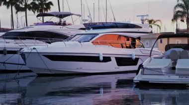 Antibes, Fransa - 8 Mayıs 2025: Günbatımında Vauban Limanı 'na çok sayıda beyaz tekne yanaştı