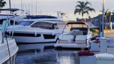 Fransa 'nın Antibes şehrinde gün batımında Vauban Limanı' na yanaşan çok sayıda beyaz teknenin bulanık görüntüsü