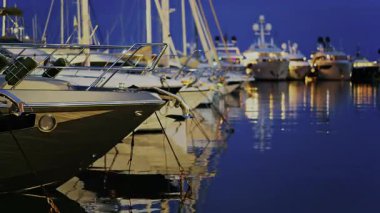 Akşamleyin Fransa 'nın Antibes şehrinde Vauban Limanı' na çok sayıda beyaz tekne yanaştı.