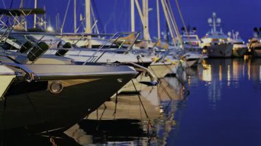 Akşamleyin Fransa 'nın Antibes şehrinde Vauban Limanı' na çok sayıda beyaz tekne yanaştı.