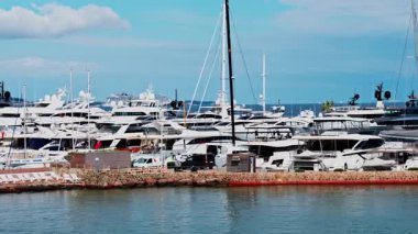 Mandelieu-La Napoule limanına gündüz vakti birden fazla tekne yanaştı.