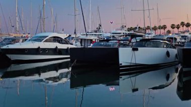 Fransa 'nın Antibes şehrinde gün batımında Vauban Limanı' na çok sayıda beyaz tekne yanaştı.