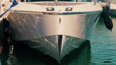 Antibes, Fransa 'daki Vauban Limanı' na yanaşan beyaz bir tekneyi kapatın.