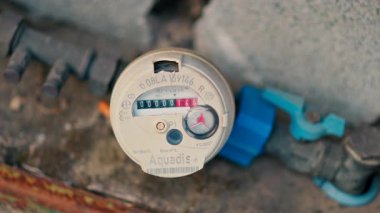 Antibes, Fransa - 10 Mayıs 2025: Boruya bağlı bir Aquadis su sayacına yakın çekim