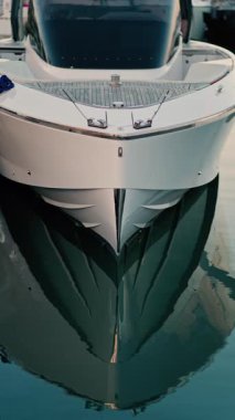 Antibes, Fransa 'daki Vauban Limanı' na yanaşan beyaz bir tekneyi kapatın. Dikey