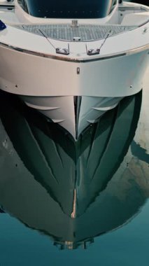 Antibes, Fransa 'daki Vauban Limanı' na yanaşan beyaz bir tekneyi kapatın. Dikey