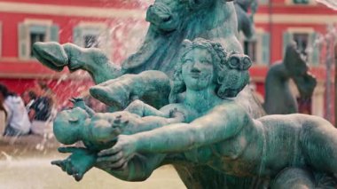 Güzel, Fransa - 12 Mayıs 2025 Massena Meydanı 'ndaki güneş çeşmesine gün ışığında yaklaş