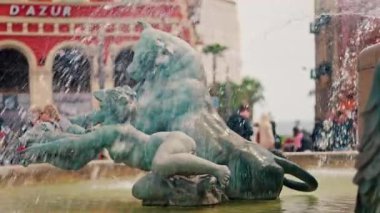 Güzel, Fransa - 12 Mayıs 2025 Massena Meydanı 'ndaki güneş çeşmesine gün ışığında yaklaş