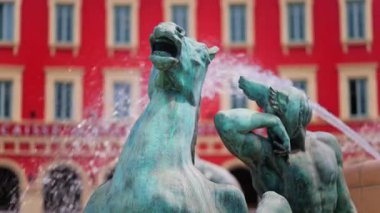 Güzel, Fransa - 12 Mayıs 2025 Massena Meydanı 'ndaki güneş çeşmesine gün ışığında yaklaş