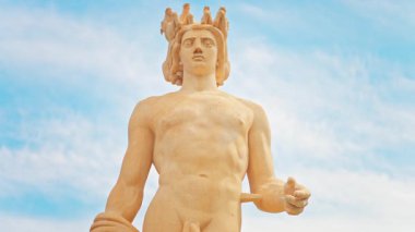 Güzel, Fransa - 12 Mayıs 2025 Massena Meydanı 'ndaki güneş çeşmesinin oradaki Apollo heykelinin yakınında.