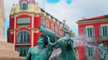 Güzel, Fransa - 12 Mayıs 2025 Massena Meydanı 'ndaki güneş çeşmesine gün ışığında yaklaş