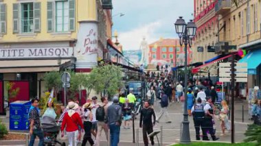 Güzel, Fransa - 12 Mayıs 2025: İnsanlar gündüz Massena Meydanı 'nda yürüyorlar