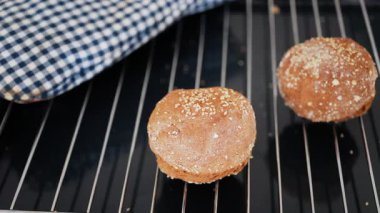 Çavdar ekmeği rulolarını fırın tepsisine koy.