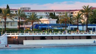 Cannes, Fransa - 13 Mayıs 2025: Akşamleyin sahilden geçen mavi tren