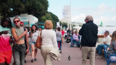 Cannes, Fransa - 13 Mayıs 2025: İnsanlar gün ışığında şehrin sokaklarında yürüyor
