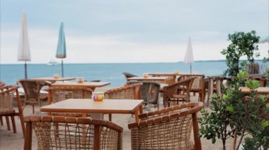 Akşamları sahildeki terasta boş masalar.