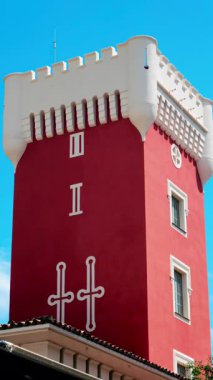 Mavi gökyüzünün üzerindeki Cremat Kalesi Şaraphanesi 'nin kırmızı kulesinin manzarası. Dikey