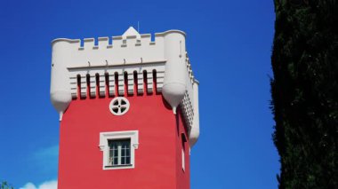 Mavi gökyüzünün üzerindeki Kremat Kalesi 'nin kırmızı kulesi.