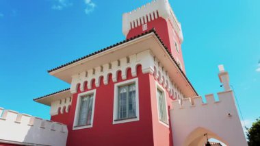 Güzel, Fransa - 17 Mayıs 2025 Kremat Şatosu Şaraphanesi 'nin kırmızı kulesinin yakınında yürüyen insanlar