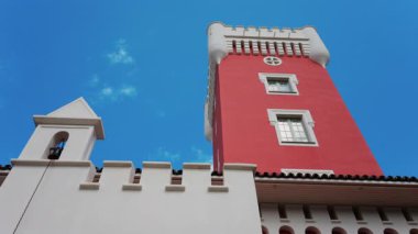 Güzel, Fransa - 17 Mayıs 2025 Kremat Kalesi Şaraphanesinin mavi gökyüzü üzerindeki kırmızı kulesi