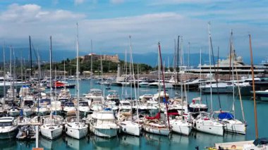 Fransa 'nın Antibes şehrinde Fort Carre ile Vauban Limanı' na yanaşan tekneler var.