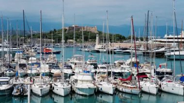 Fransa 'nın Antibes şehrinde Fort Carre ile Vauban Limanı' na yanaşan tekneler var.