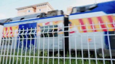 Fransa, Antibes 'ten geçen mavi bir trenin bulanık görüntüsü