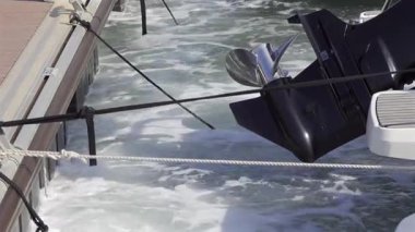 Antibes, Fransa 'daki Vauban limanına yanaşan tekneleri kapatın.