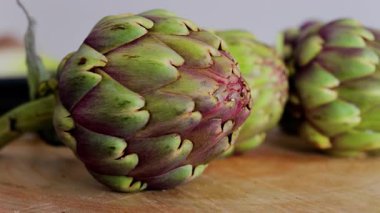 Tahta masadaki üç enginarı kapat.