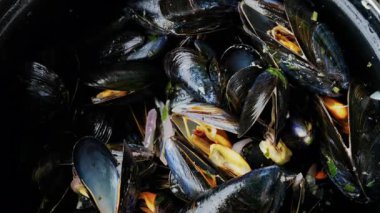 Tenceredeki çoklu buharlı midyeleri kapat.