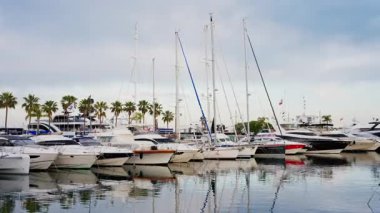 Antibes, Fransa - 23 Mayıs 2025: Bulutlu bir günde Vauban Limanı 'na çok sayıda beyaz tekne yanaştı