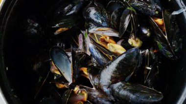 Tenceredeki çoklu buharlı midyeleri kapat.