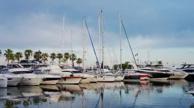 Antibes, Fransa - 23 Mayıs 2025: Bulutlu bir günde Vauban Limanı 'na çok sayıda beyaz tekne yanaştı