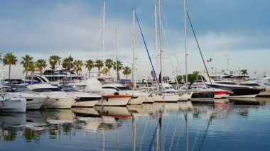 Antibes, Fransa - 23 Mayıs 2025: Bulutlu bir günde Vauban Limanı 'na çok sayıda beyaz tekne yanaştı