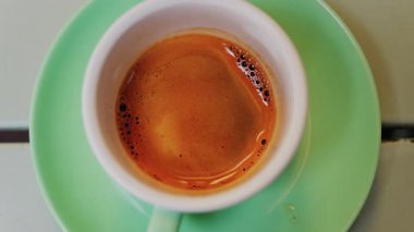 Yeşil tabakta bir espresso bardağını kapat.
