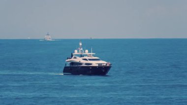 Antibes, Fransa - 24 Mayıs 2025: Akdeniz 'de gün ışığında hareket eden gemiler