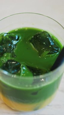 Buzlu bir kibriti bir kafede siyah bir pipetle bardakta yakın çekim yap. Dikey