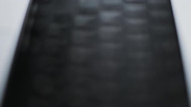 Üzerinde ışık yansıması olan bir dizüstü bilgisayarın siyah klavyesini kapat