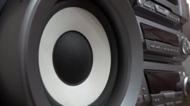 Büyük, gri bir teybin hoparlörünü kapat.