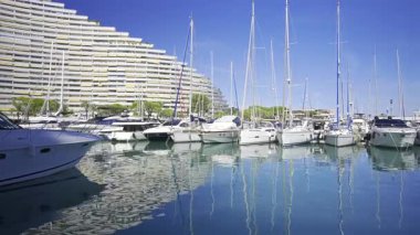 Fransa 'nın Villeneuve-Loubet kentindeki Marina Baie des Anges limanına gün ışığında tekneler yanaştı.
